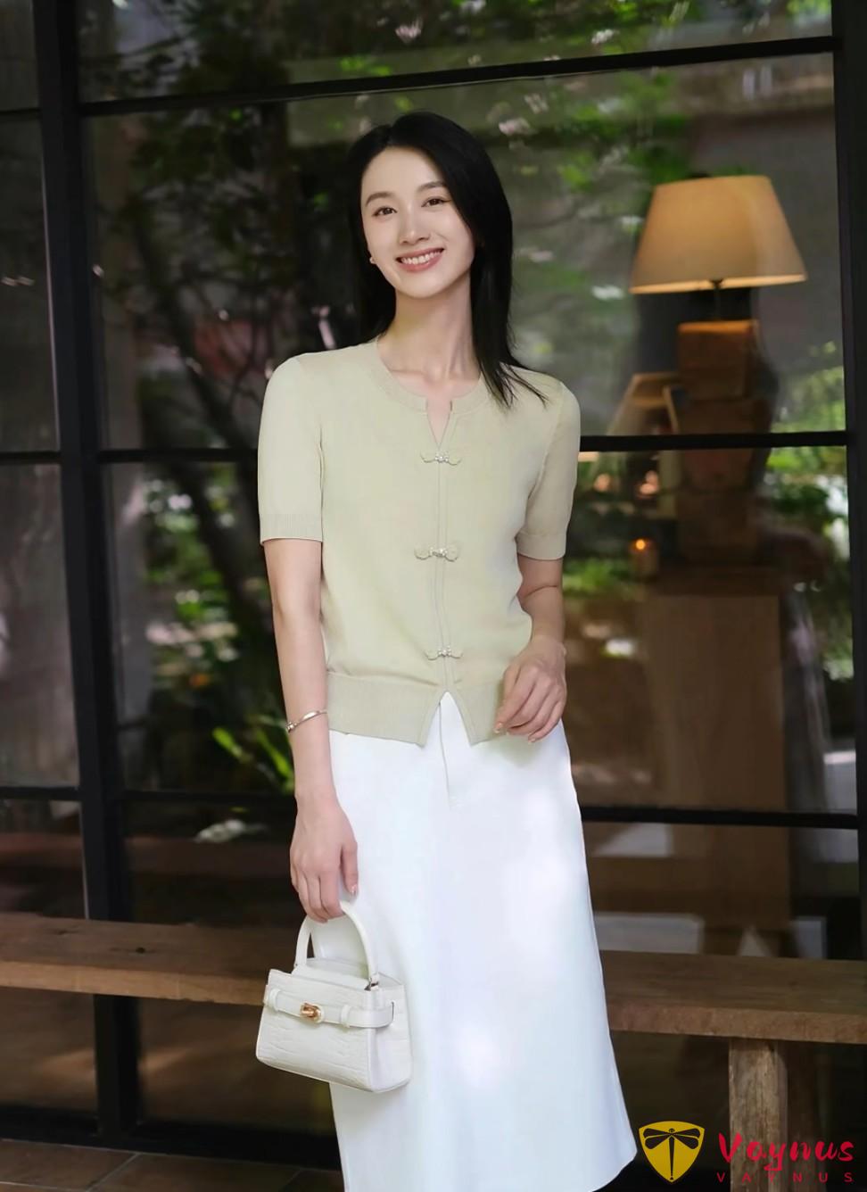 中年女士怎么拍？9个“一学就会，一用就美”的万能拍照姿势，拍照知性优雅，自然大方，随性不做作！