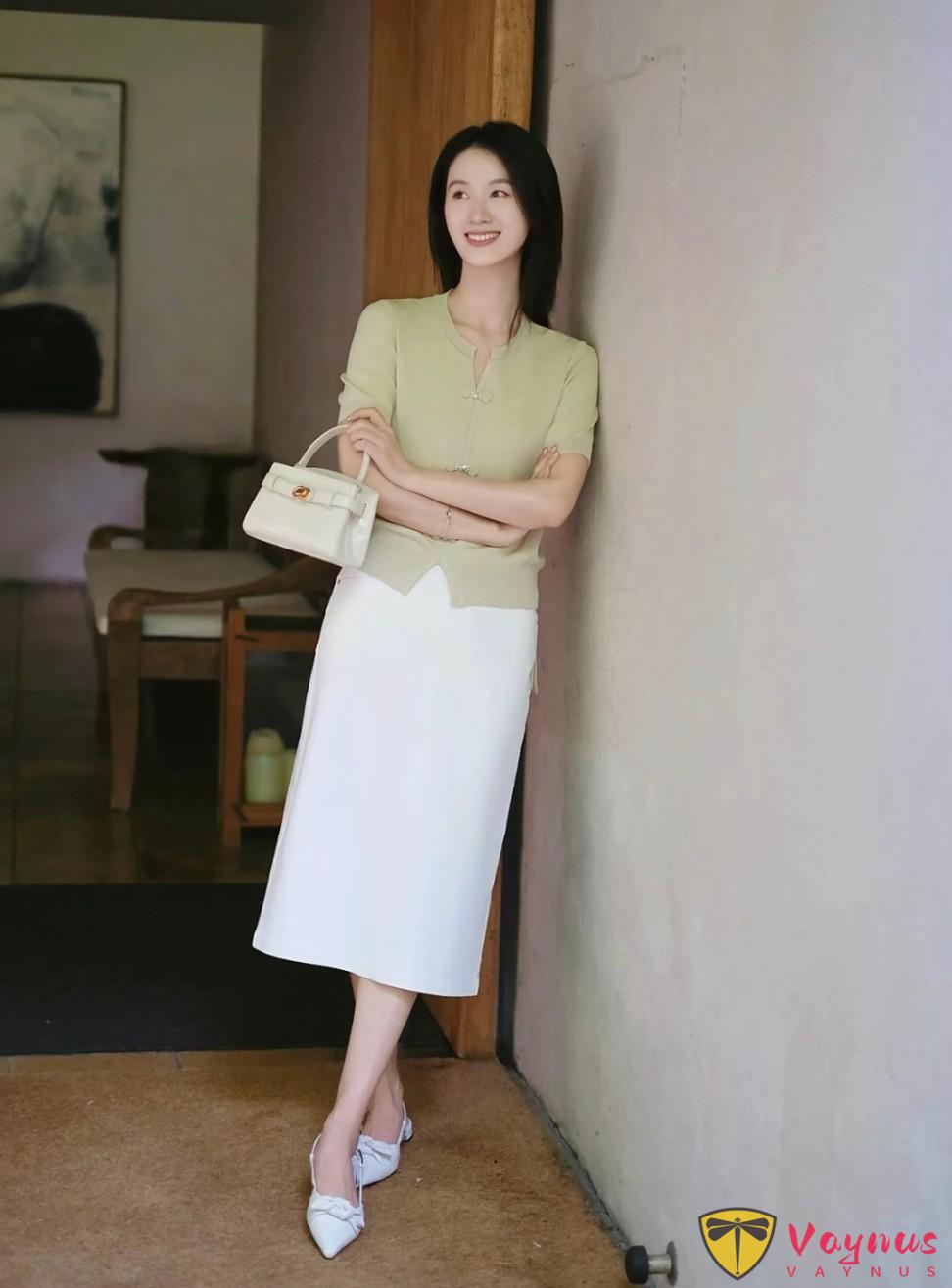 中年女士怎么拍？9个“一学就会，一用就美”的万能拍照姿势，拍照知性优雅，自然大方，随性不做作！