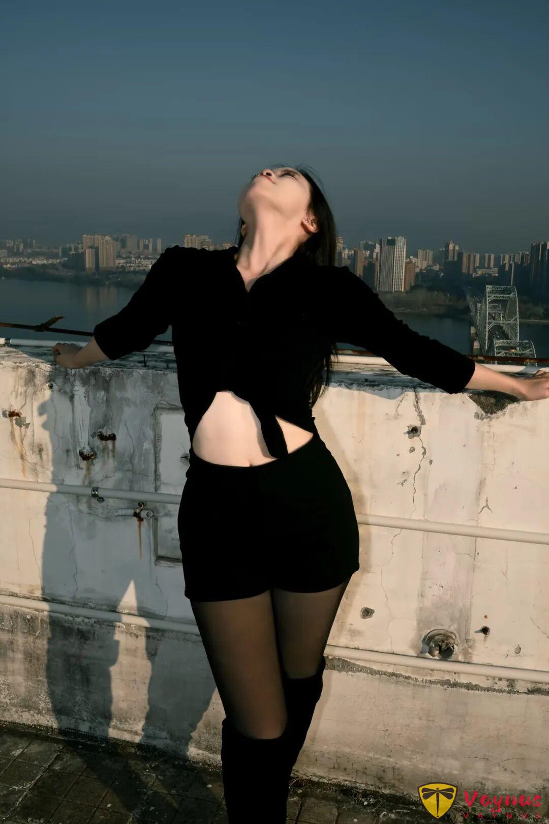 9個黑色系辣妹拍照姿勢，酷颯顯瘦有氣場，輕鬆拿捏御姐風