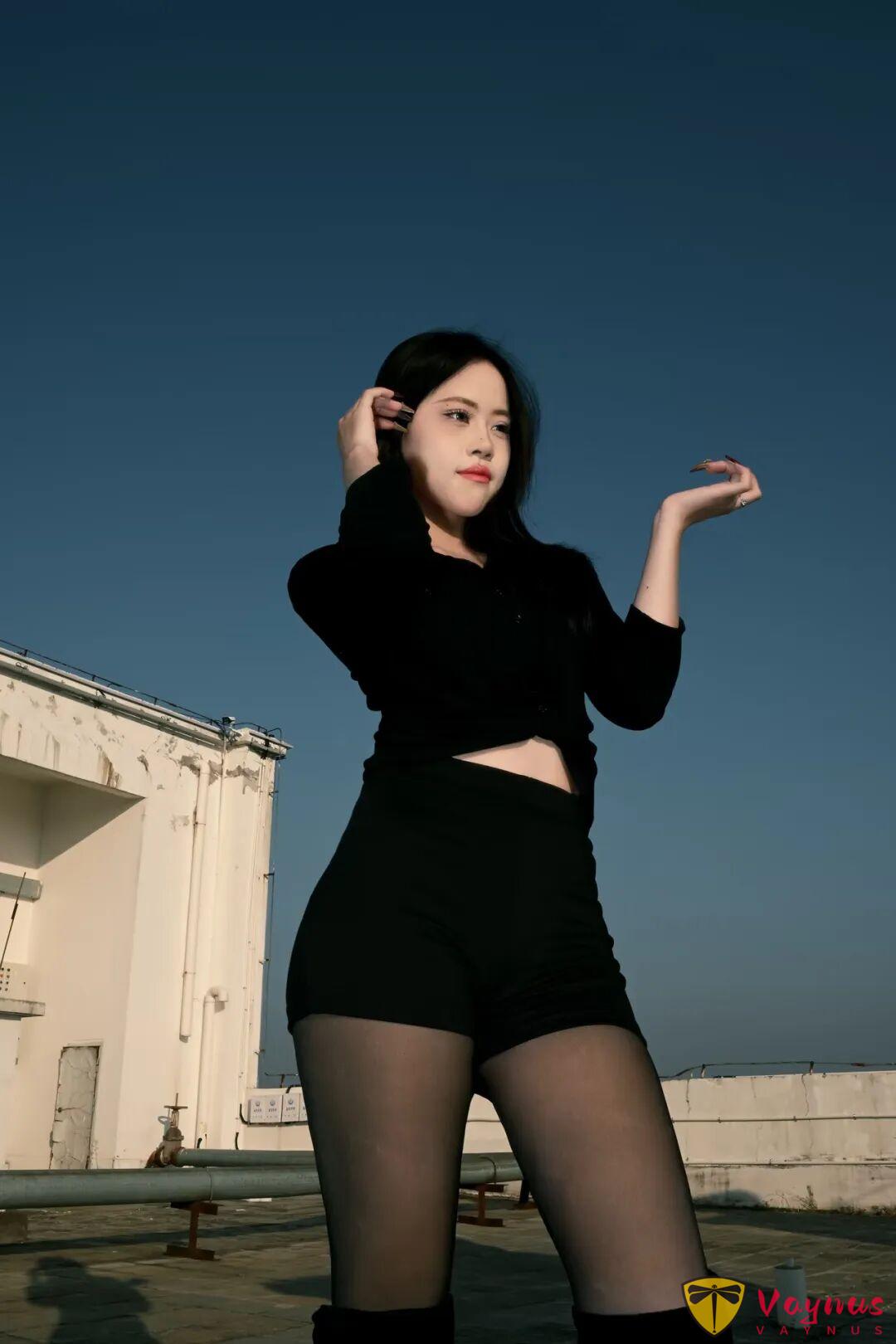 9個黑色系辣妹拍照姿勢，酷颯顯瘦有氣場，輕鬆拿捏御姐風