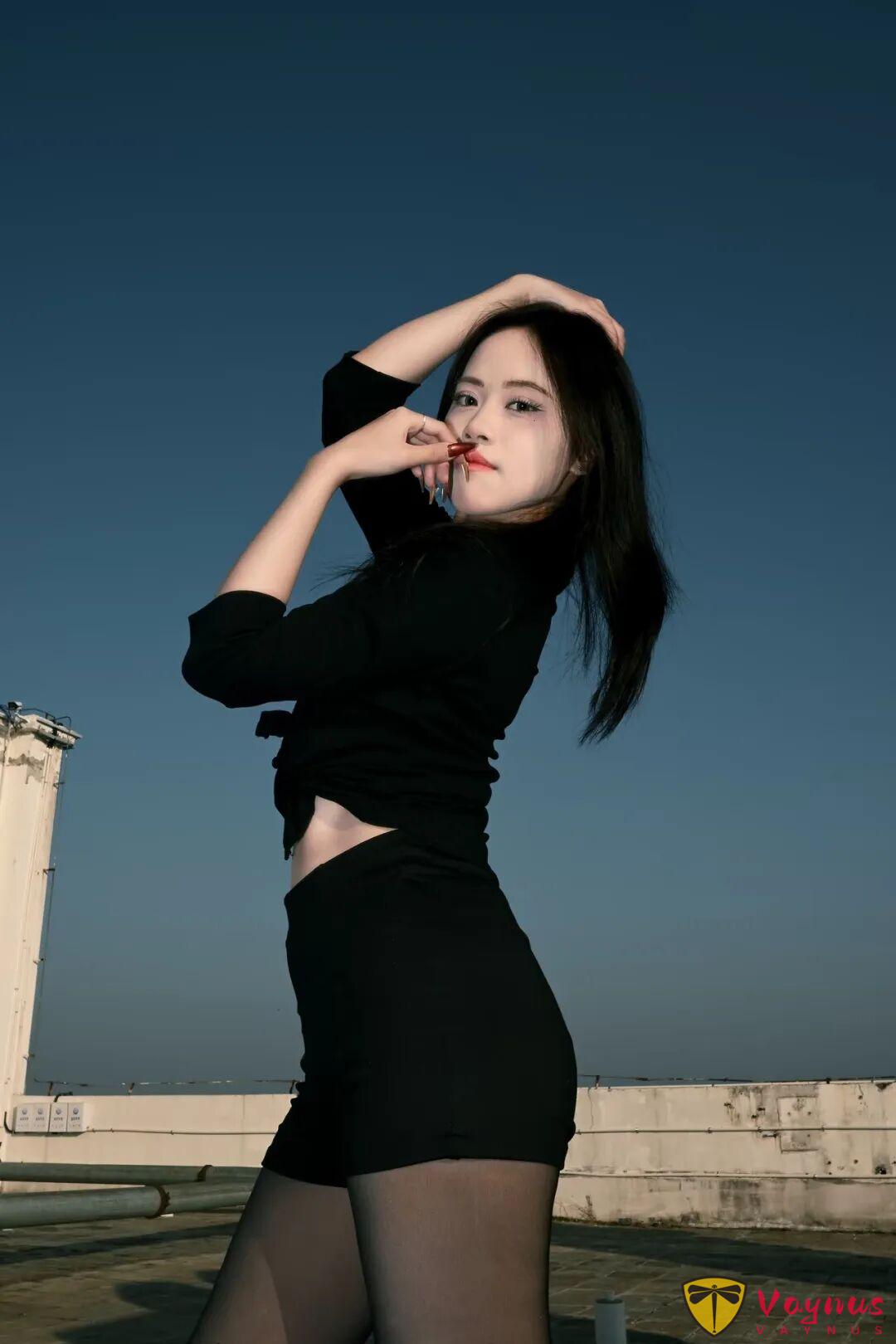 9個黑色系辣妹拍照姿勢，酷颯顯瘦有氣場，輕鬆拿捏御姐風