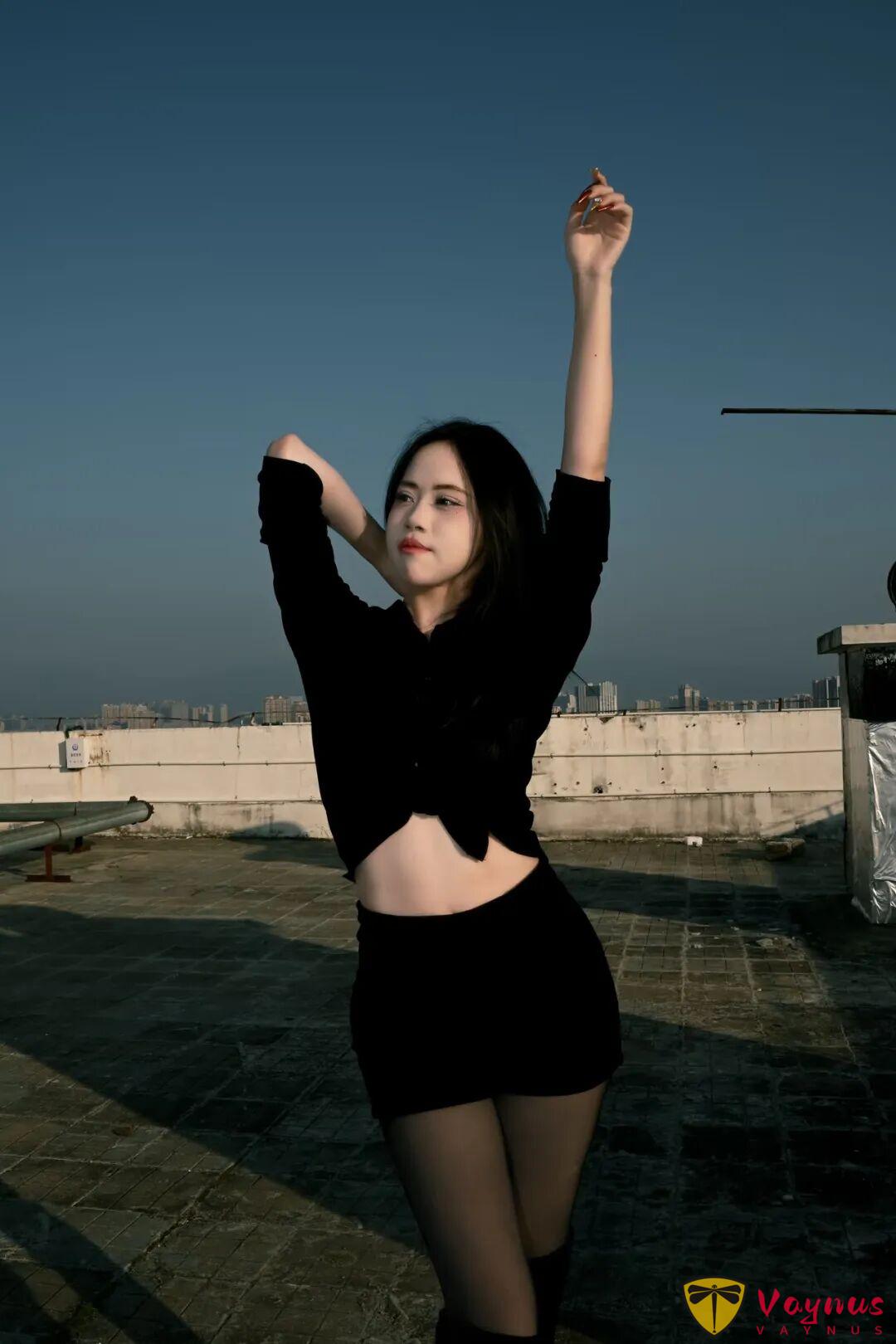 9個黑色系辣妹拍照姿勢，酷颯顯瘦有氣場，輕鬆拿捏御姐風