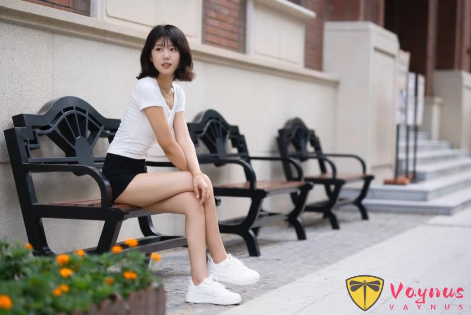9個白T+短褲拍照姿勢，把最簡單的基礎款，拍出乾淨清爽的高階感