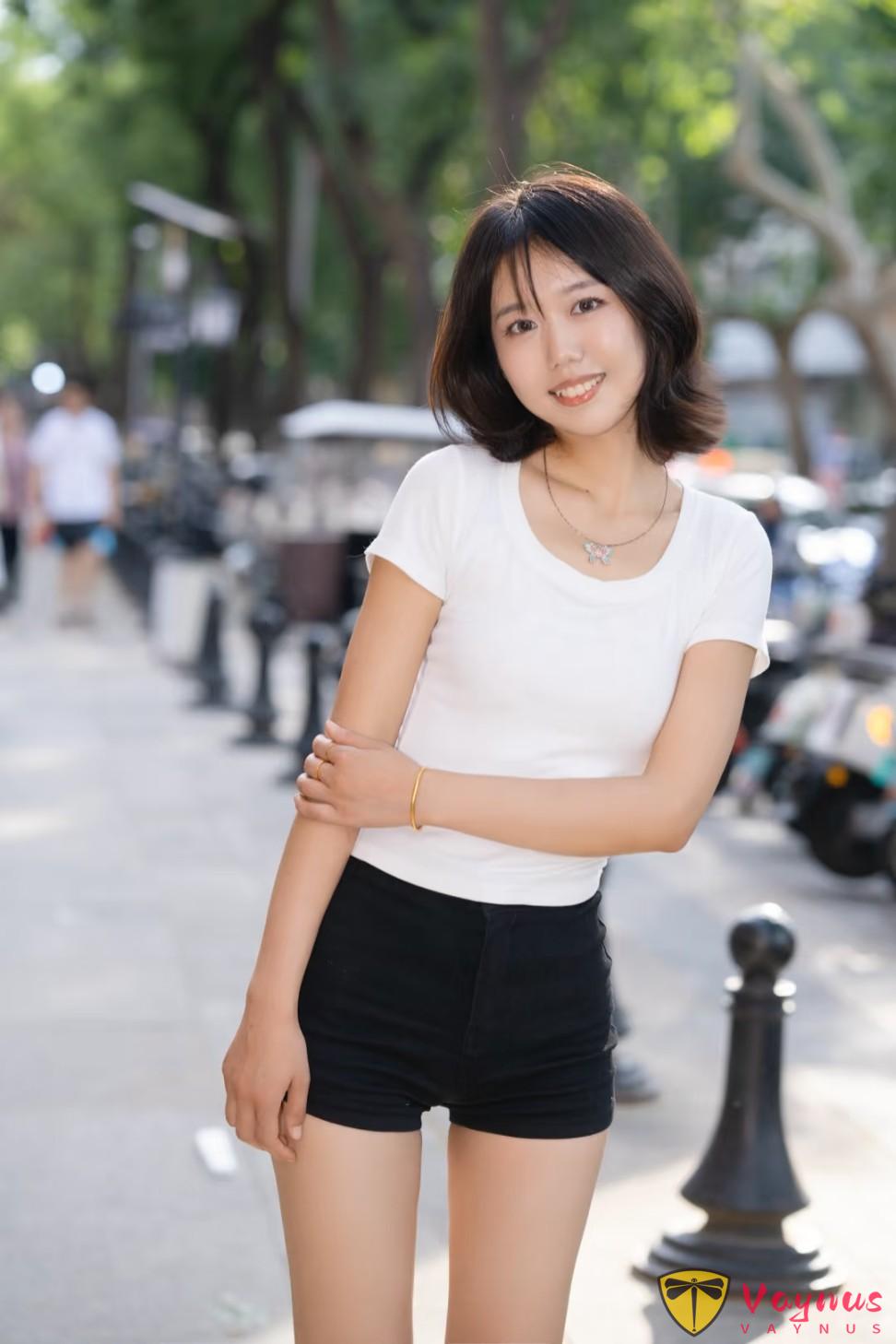 9個白T+短褲拍照姿勢，把最簡單的基礎款，拍出乾淨清爽的高階感