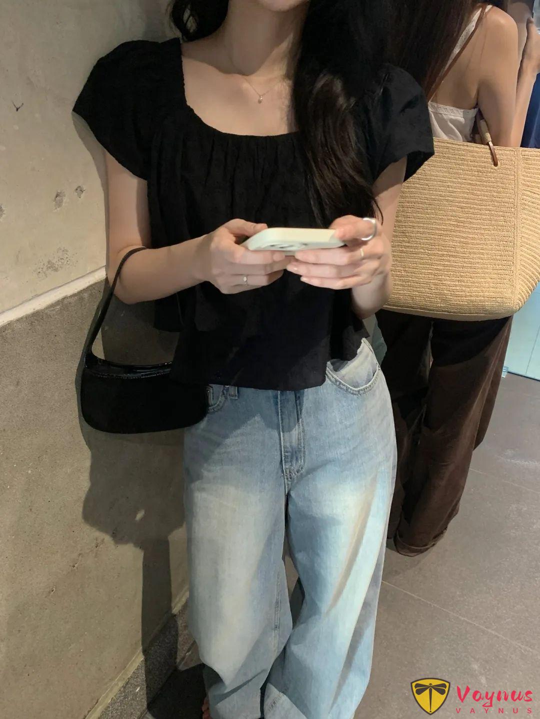 黑色小衫+牛仔裤