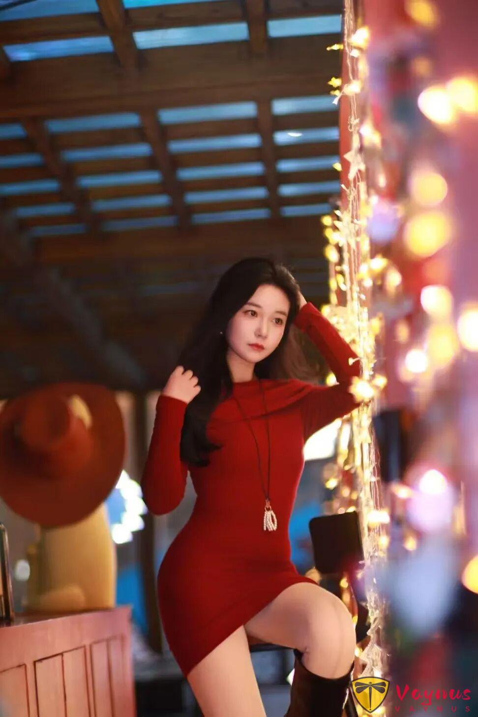 红色战袍怎么拍?9个显身材拍照动作,性感又不失优雅,美疯了