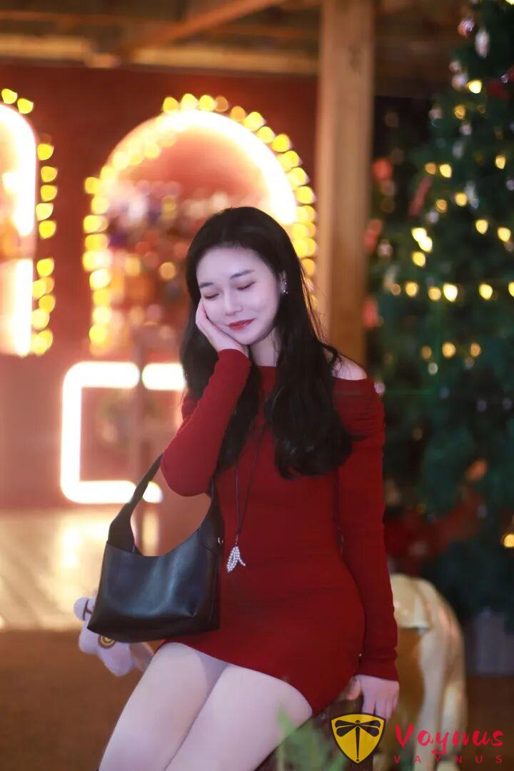 红色战袍怎么拍?9个显身材拍照动作,性感又不失优雅,美疯了