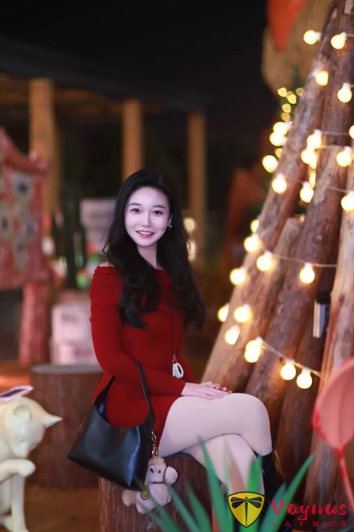 红色战袍怎么拍?9个显身材拍照动作,性感又不失优雅,美疯了