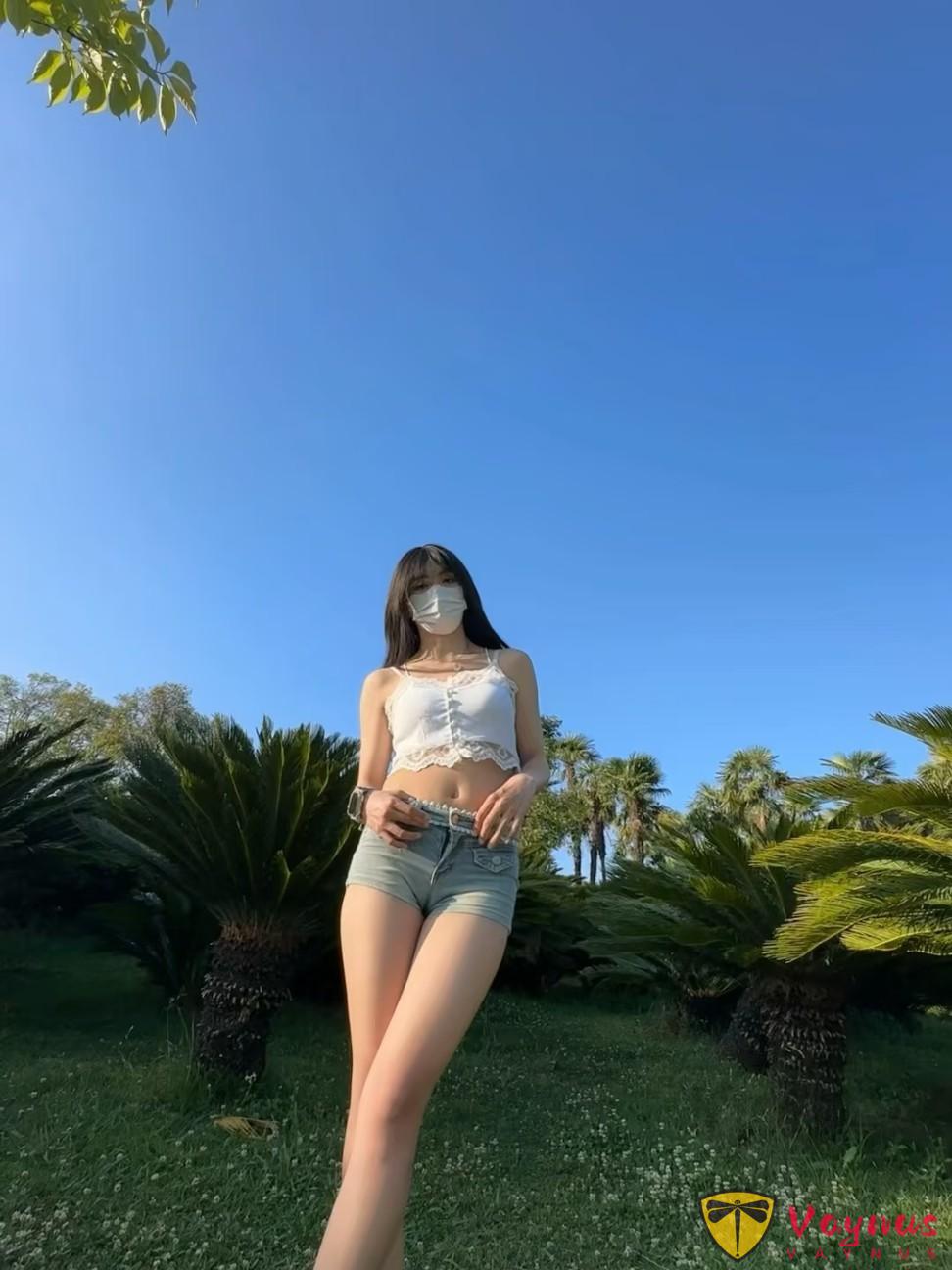 0.7倍广角拍照的神！学会这8个姿势，把天空当背景，自由感绝了