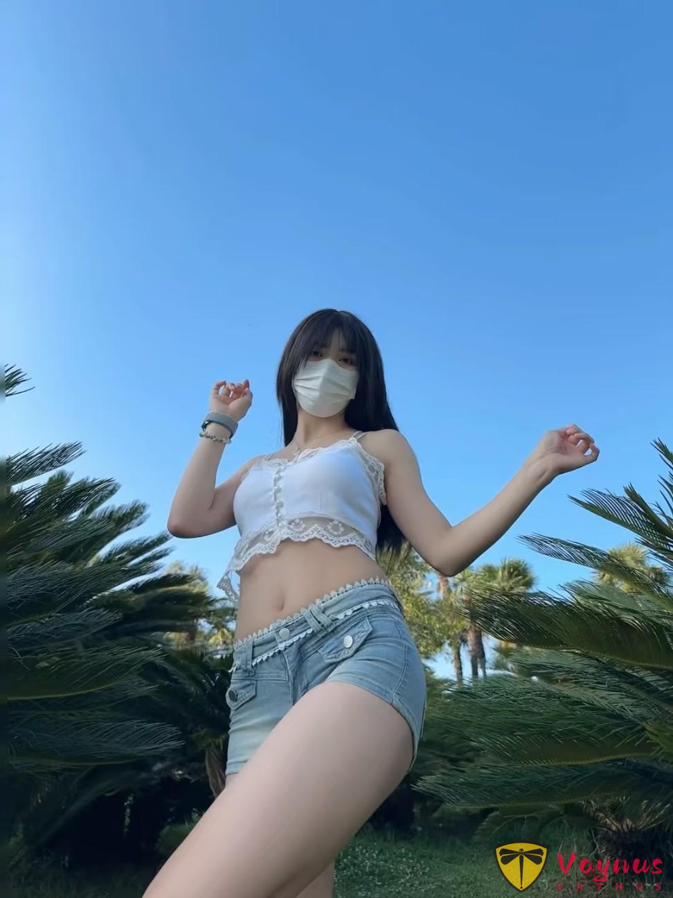 0.7倍广角拍照的神！学会这8个姿势，把天空当背景，自由感绝了