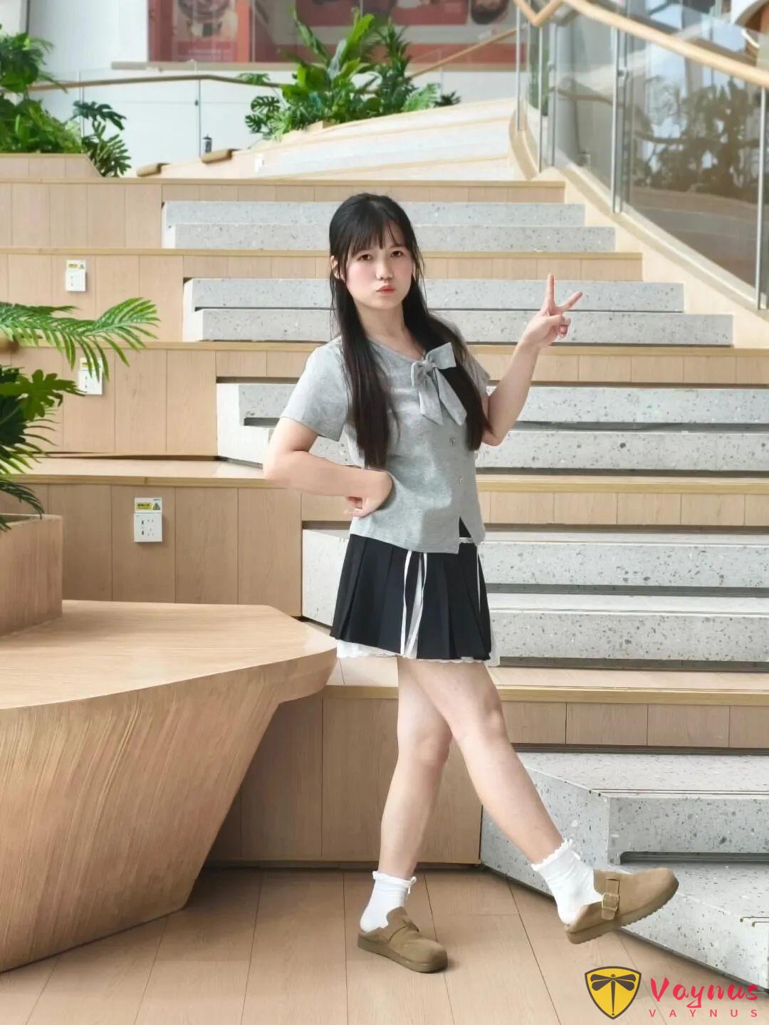 万能站姿拍照姿势，9个让你更美的姿势动作，简约显瘦又耐看