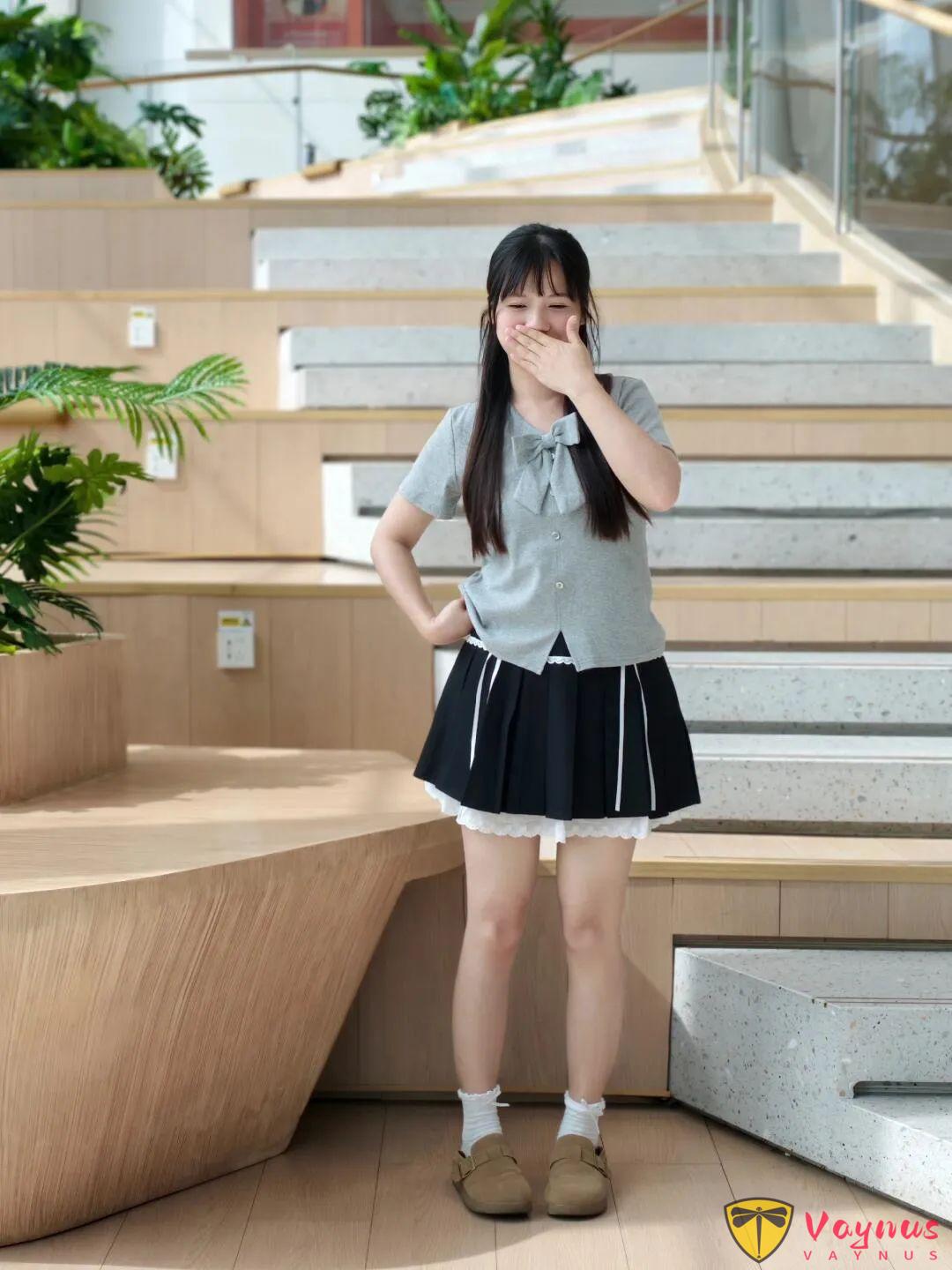 万能站姿拍照姿势，9个让你更美的姿势动作，简约显瘦又耐看