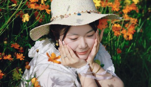 微胖女生花海拍照,別再僵硬比耶啦~6個親測好用的鬆弛小姿勢,直接拿捏氛圍感,還顯瘦