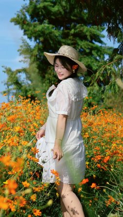 微胖女生花海拍照,別再僵硬比耶啦~6個親測好用的鬆弛小姿勢,直接拿捏氛圍感,還顯瘦