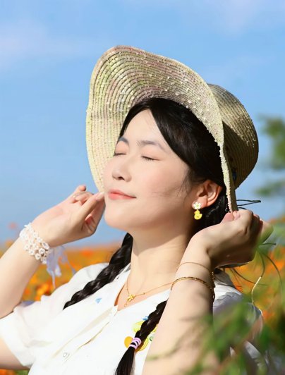 微胖女生花海拍照,別再僵硬比耶啦~6個親測好用的鬆弛小姿勢,直接拿捏氛圍感,還顯瘦