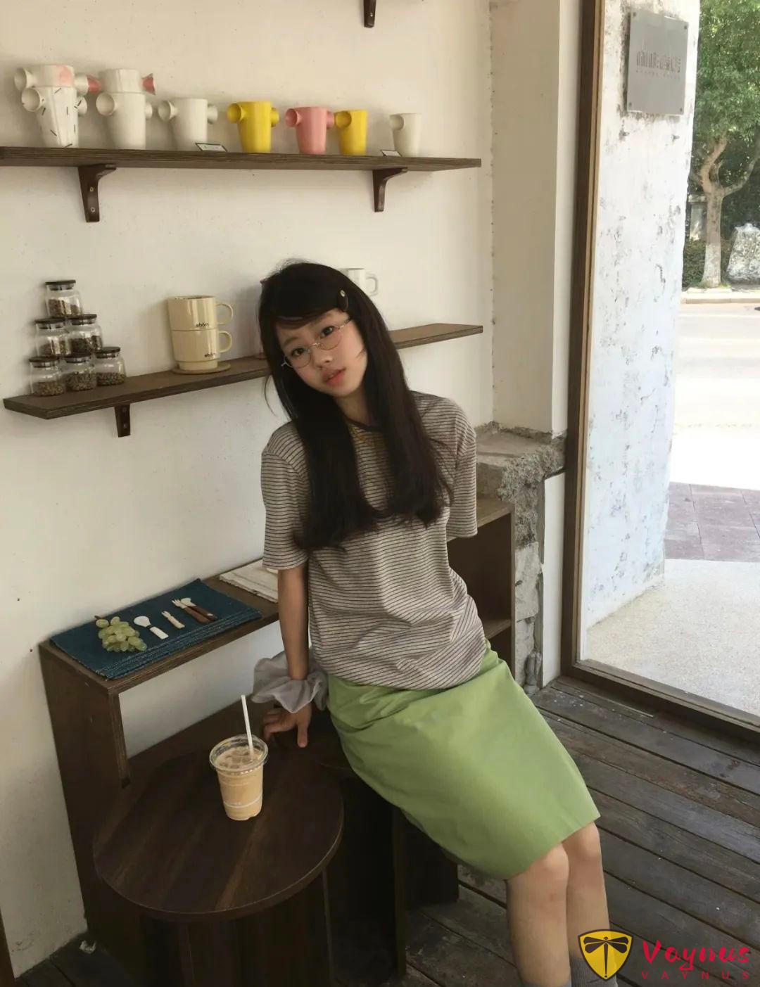 灰色条纹+绿色半裙