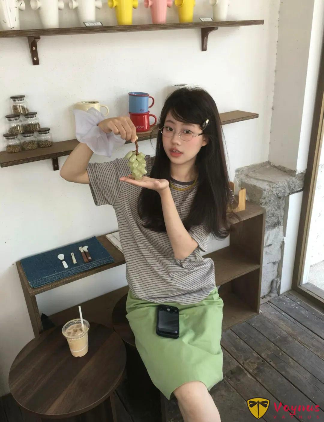 灰色条纹+绿色半裙