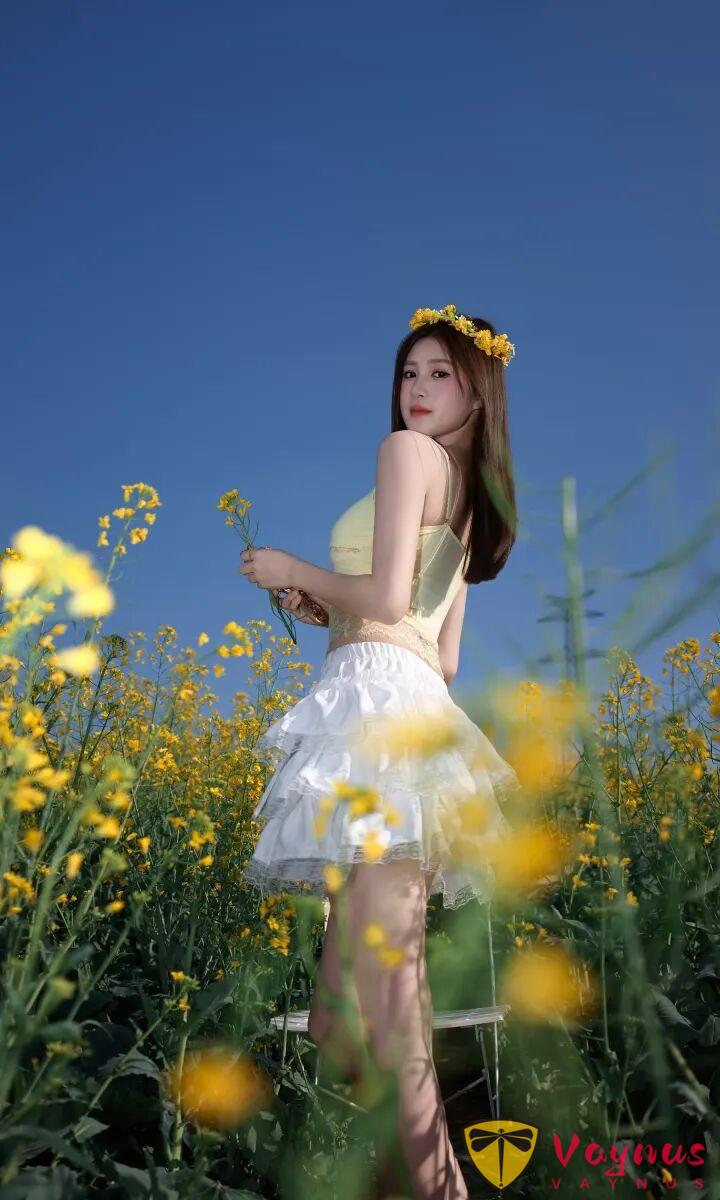 油菜花氛围感拍照，9个动作教你拍出电影级少女感，美到心坎里