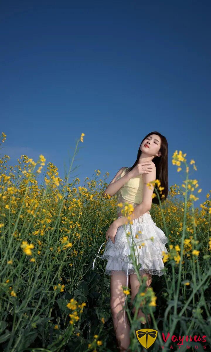 油菜花氛围感拍照，9个动作教你拍出电影级少女感，美到心坎里