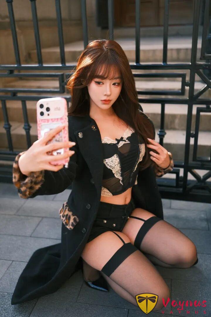 冬日辣妹风,9个风衣街拍姿势,性感自信又迷人,满屏都是大长腿