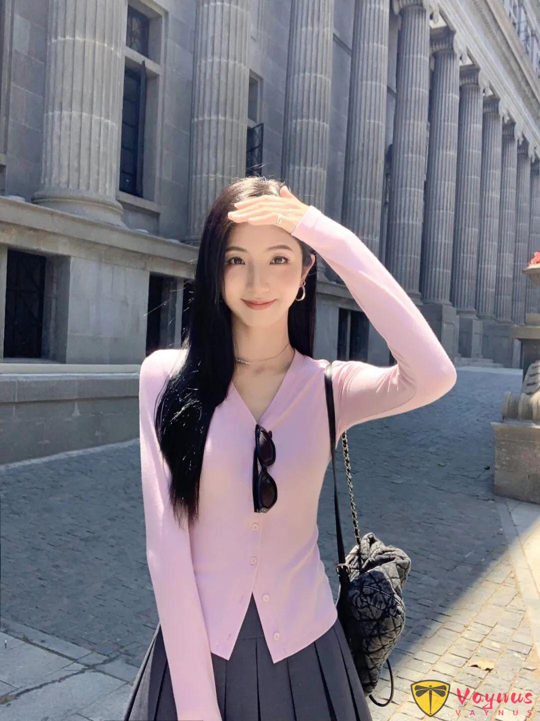 百褶短裙搭配9个万能拍照动作，拍出少女感又纯欲，随性又高级，故事感十足