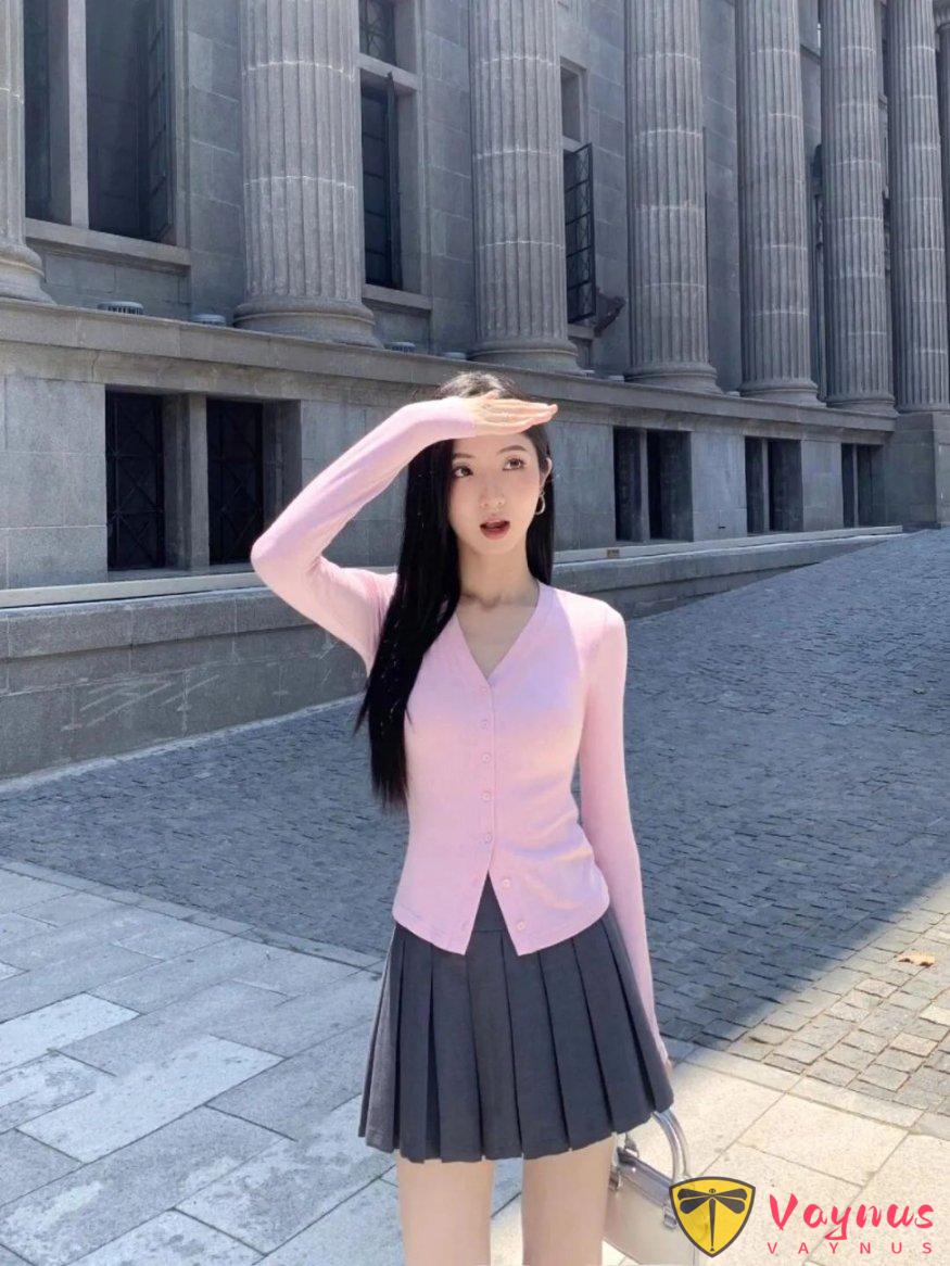 百褶短裙搭配9个万能拍照动作，拍出少女感又纯欲，随性又高级，故事感十足
