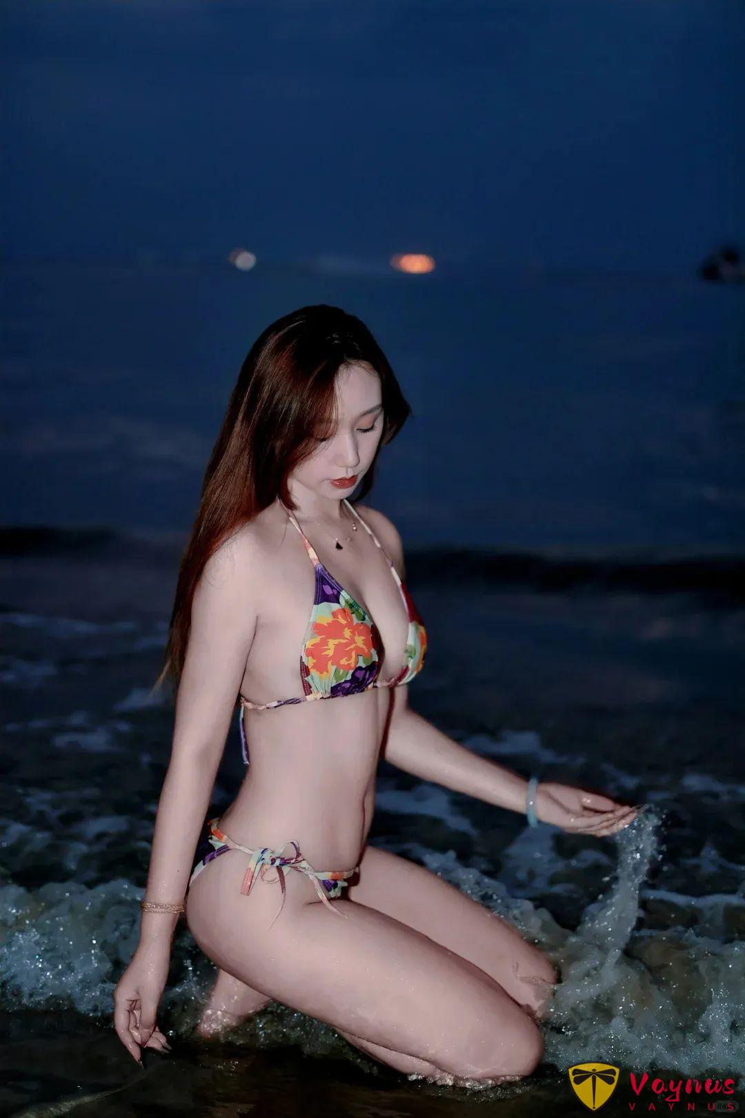 夜海氛围3招，沙滩膝跪轻松拍出超模感，每张都是朋友圈封神图
