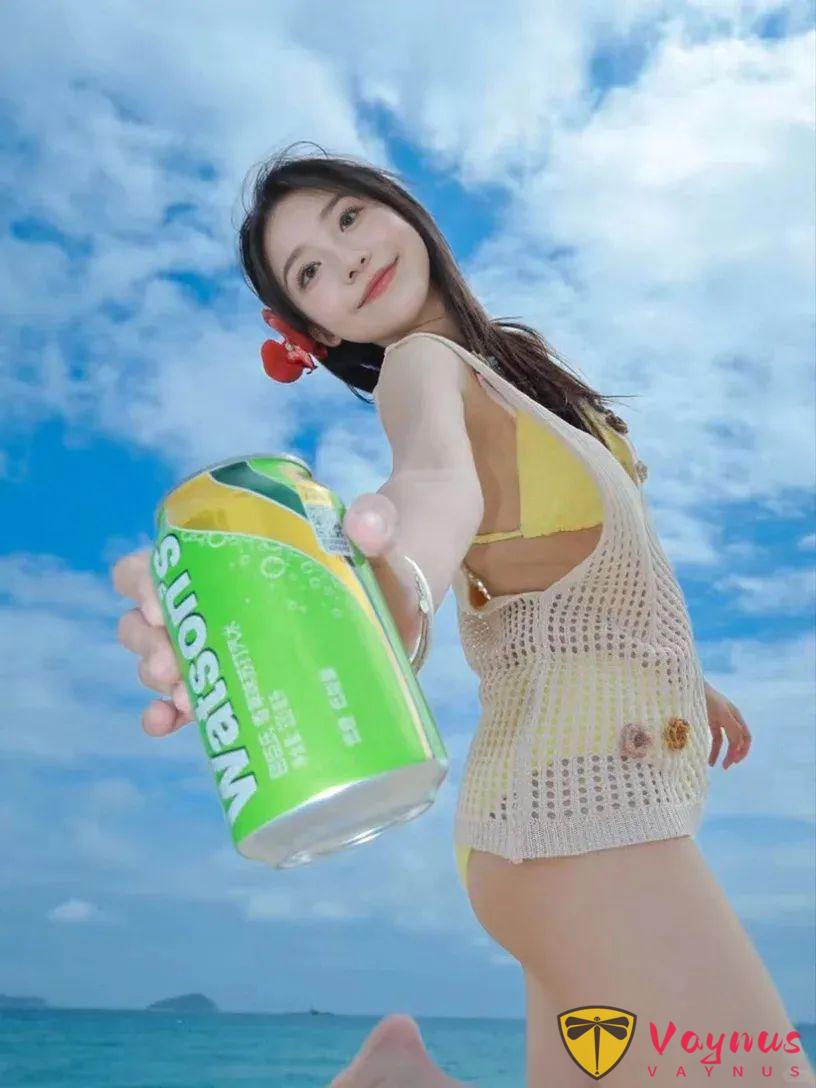 肩颈线太绝了：海边拍照靠这几招，让人看一眼就想截图
