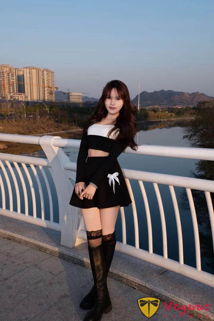 蓝调时刻！9个拍照姿势，黑白穿搭高级又耐看，在这个冬天美翻了