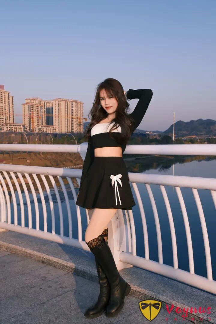 蓝调时刻！9个拍照姿势，黑白穿搭高级又耐看，在这个冬天美翻了