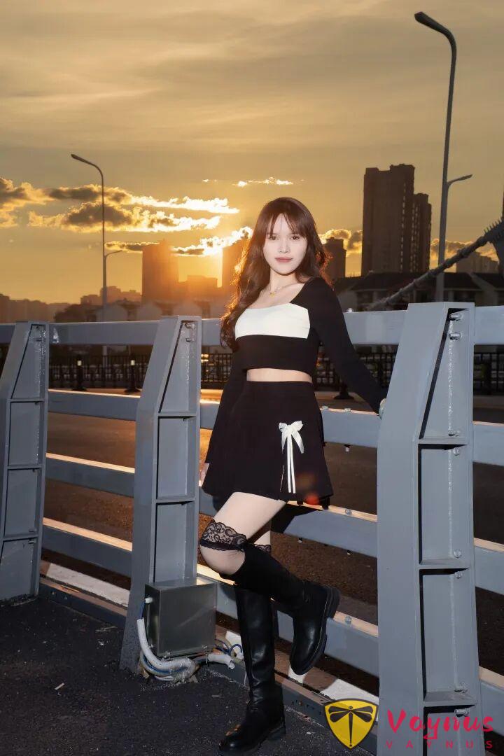 蓝调时刻！9个拍照姿势，黑白穿搭高级又耐看，在这个冬天美翻了