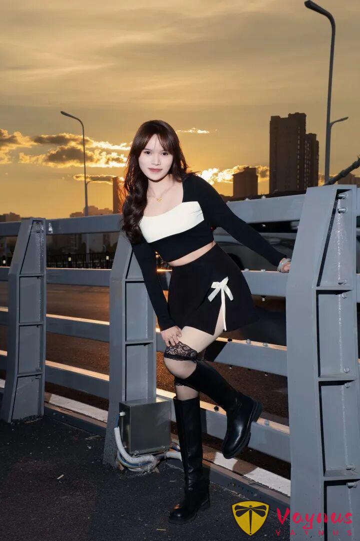 蓝调时刻！9个拍照姿势，黑白穿搭高级又耐看，在这个冬天美翻了