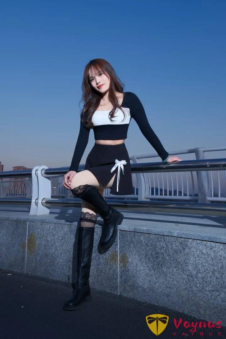 蓝调时刻！9个拍照姿势，黑白穿搭高级又耐看，在这个冬天美翻了