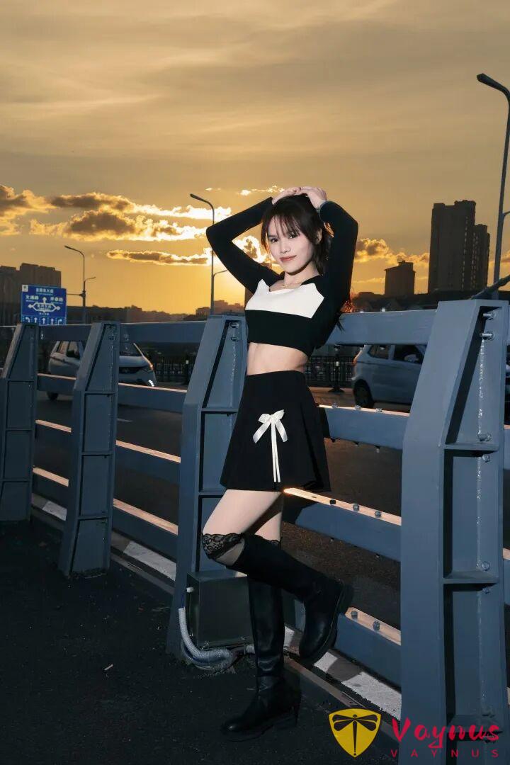 蓝调时刻！9个拍照姿势，黑白穿搭高级又耐看，在这个冬天美翻了