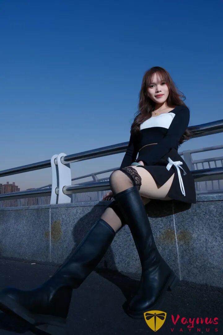 蓝调时刻！9个拍照姿势，黑白穿搭高级又耐看，在这个冬天美翻了