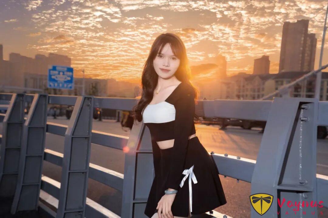 蓝调时刻！9个拍照姿势，黑白穿搭高级又耐看，在这个冬天美翻了