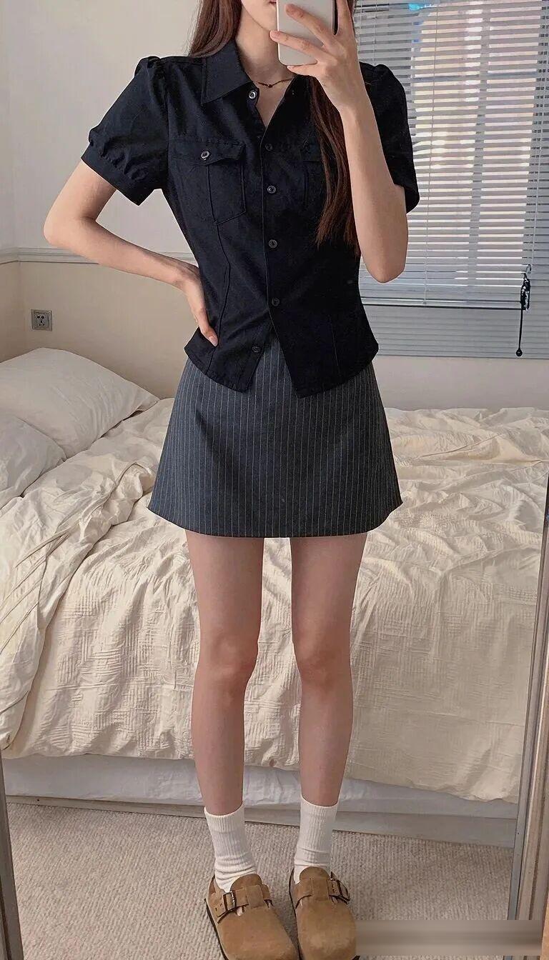 勃肯鞋小白袜配短裙,搭配这几种上衣日常又舒服