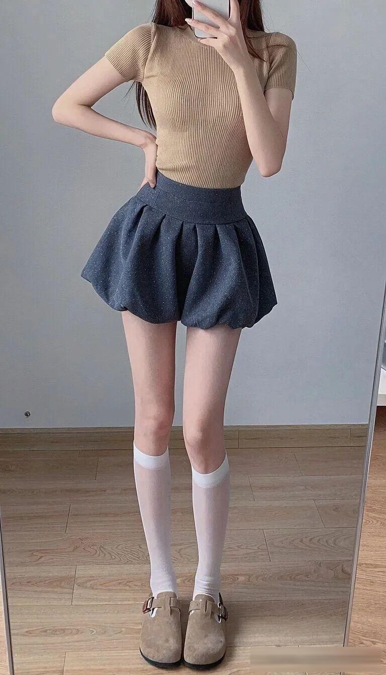 勃肯鞋小白袜配短裙,搭配这几种上衣日常又舒服
