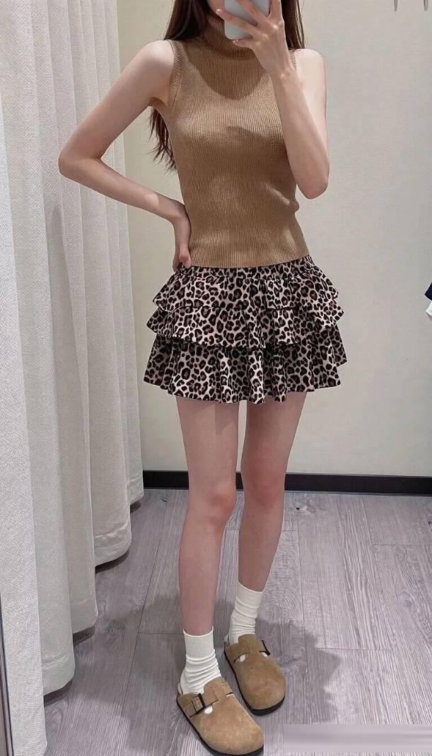 勃肯鞋小白袜配短裙,搭配这几种上衣日常又舒服