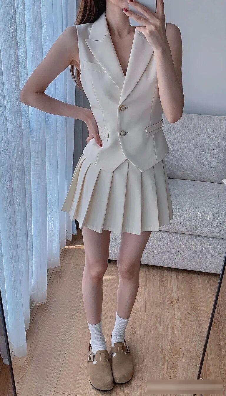 勃肯鞋小白袜配短裙,搭配这几种上衣日常又舒服