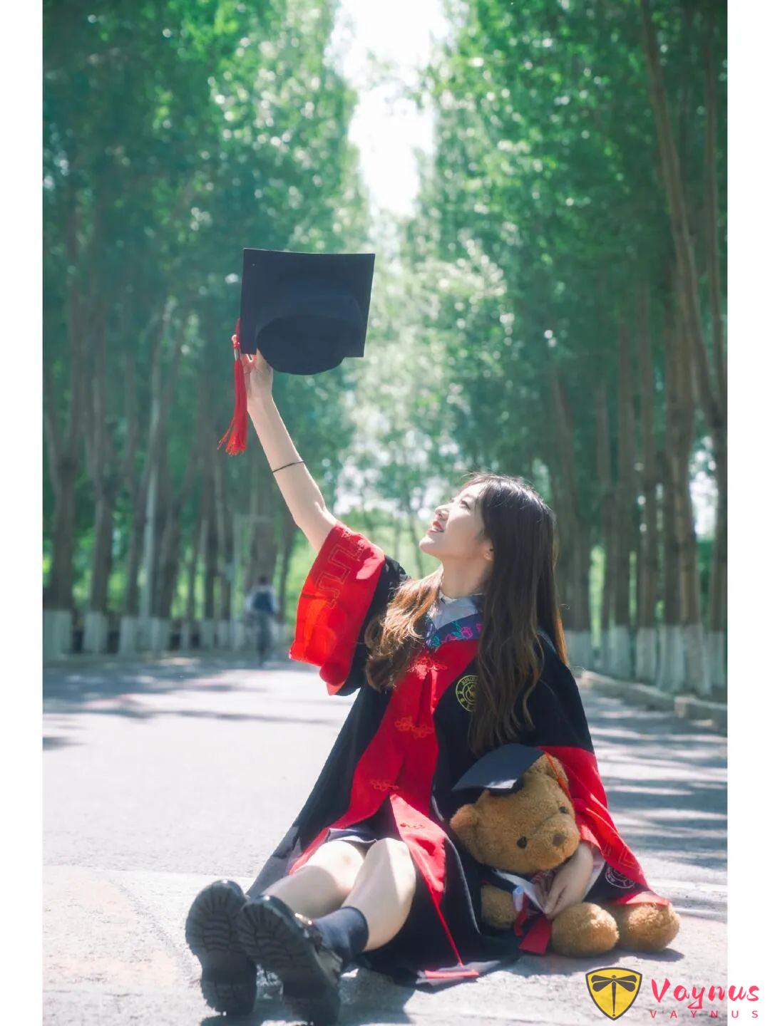 学士服林荫大道拍照5式，抓住毕业情绪的氛围感瞬间，每张都像青春剧剧照