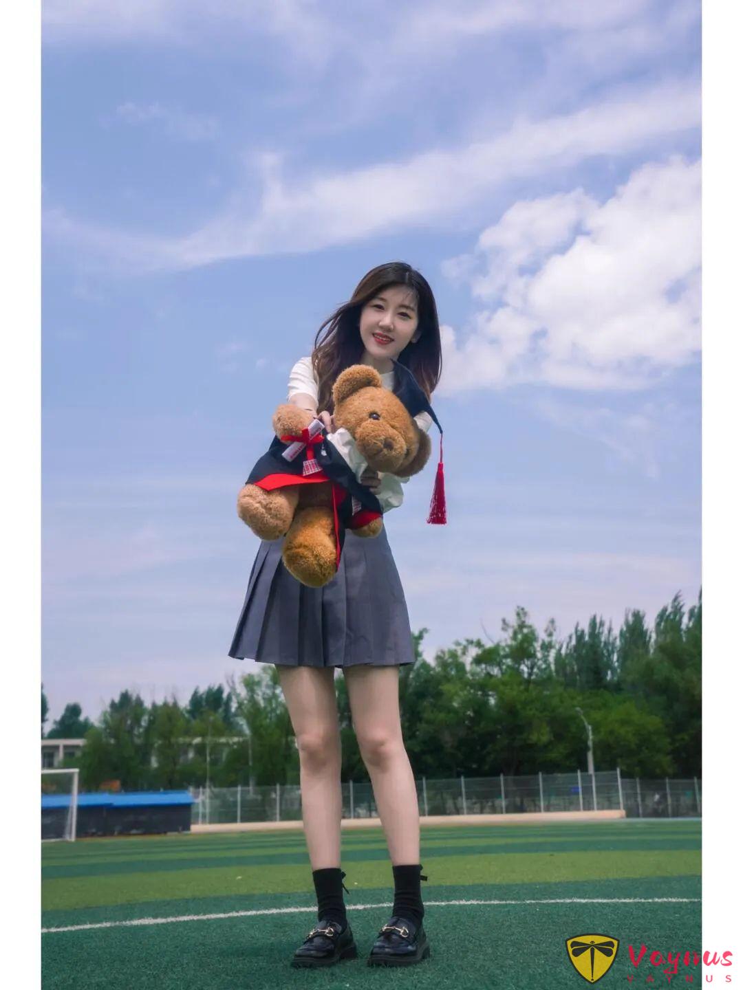 学士服林荫大道拍照5式，抓住毕业情绪的氛围感瞬间，每张都像青春剧剧照