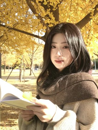 存一些秋天神级落叶拍照姿势,超简单,不挑人不挑景,秋日氛围照轻松get
