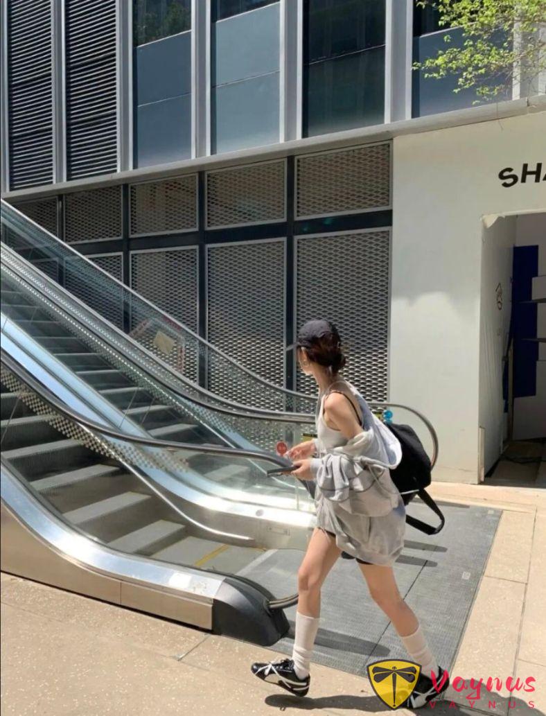 灰色連帽衛衣的時髦穿搭