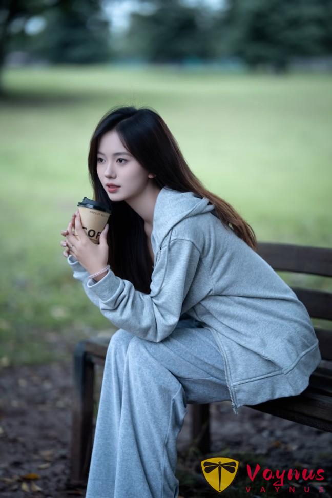 9个公园长椅拍照姿势,慵懒又舒服,轻松拍出秋冬清冷氛围感!