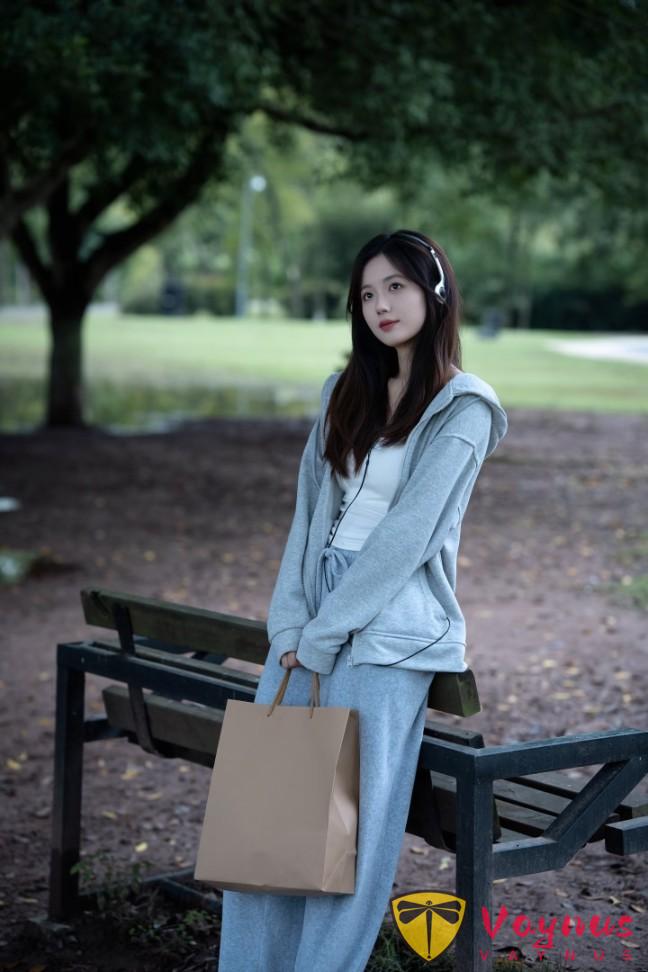 9个公园长椅拍照姿势,慵懒又舒服,轻松拍出秋冬清冷氛围感!