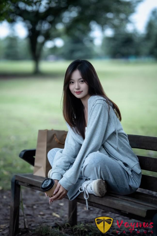 9个公园长椅拍照姿势,慵懒又舒服,轻松拍出秋冬清冷氛围感!