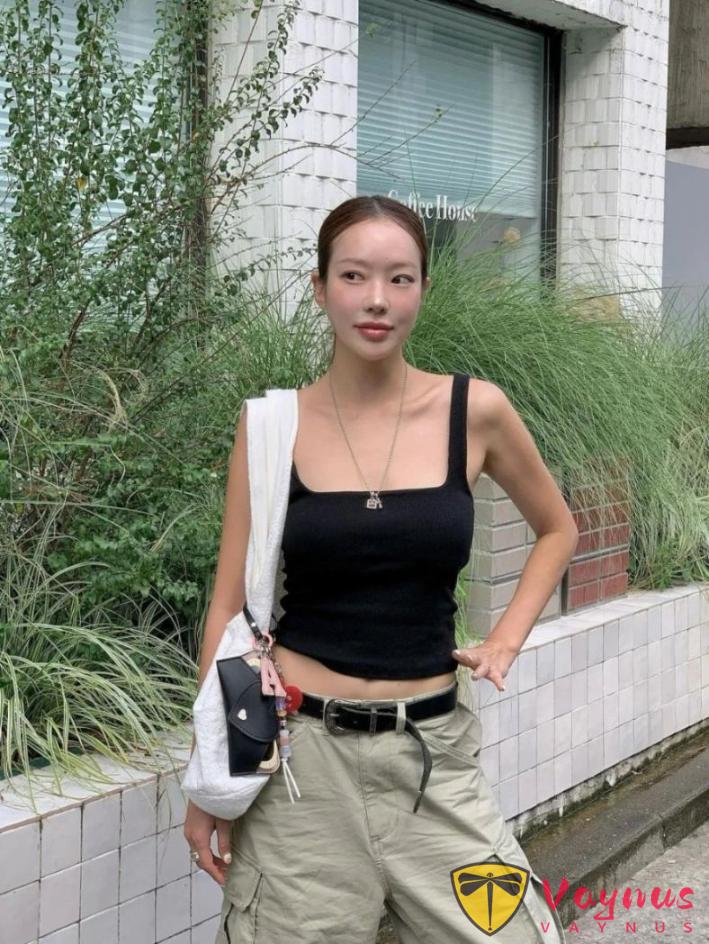 夏日工装裤的辣妹穿搭