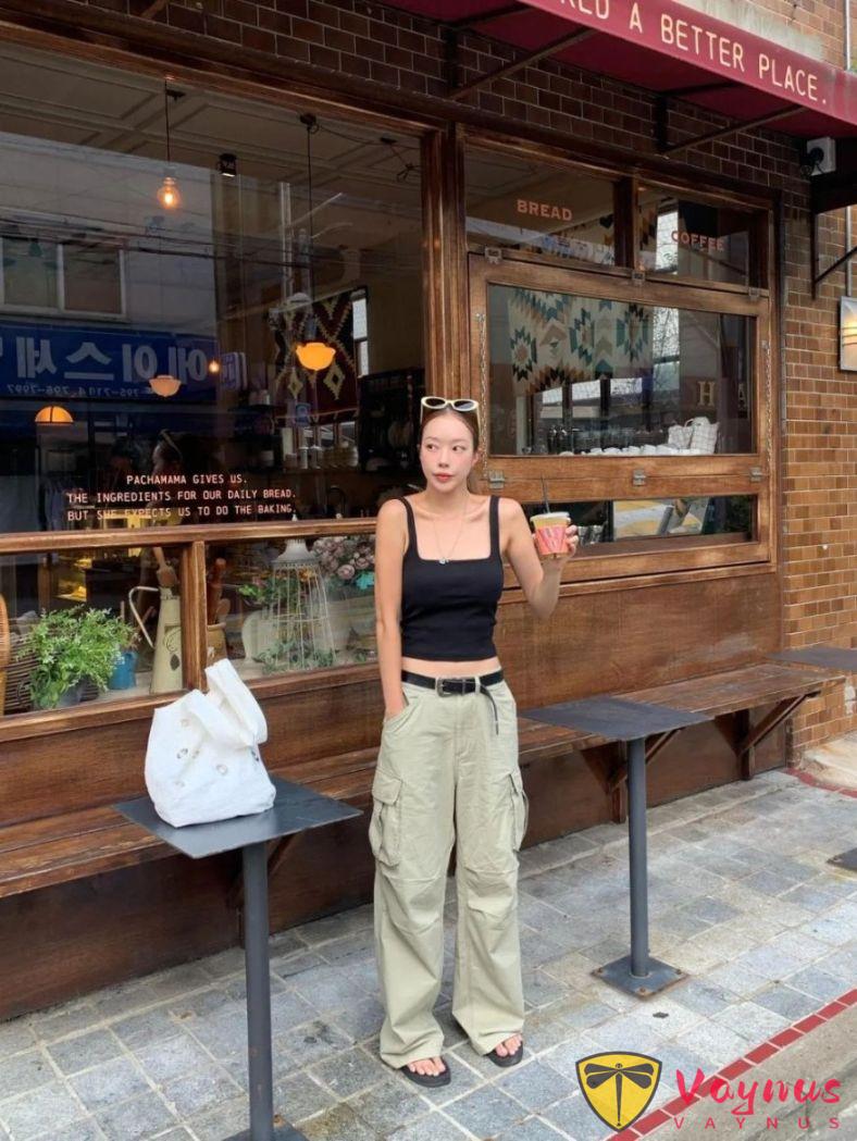 夏日工装裤的辣妹穿搭