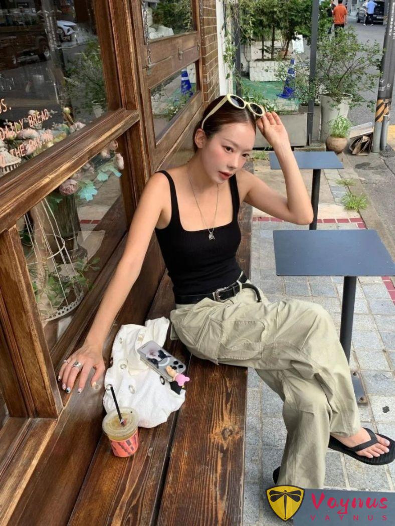 夏日工装裤的辣妹穿搭
